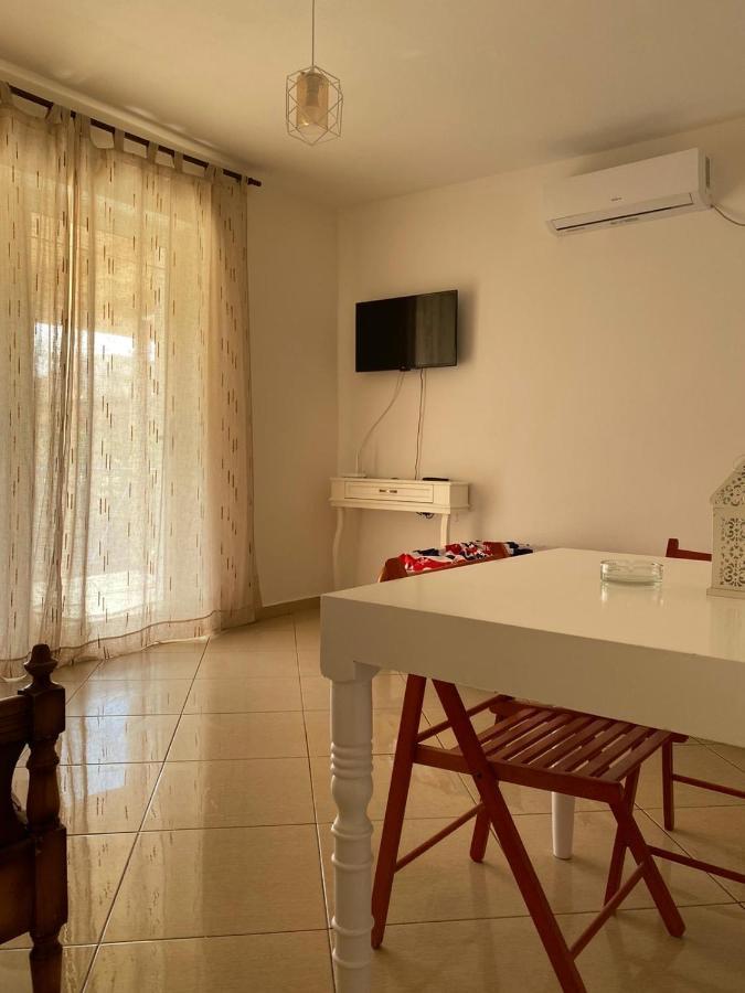 88 Apartment Himare Esterno foto