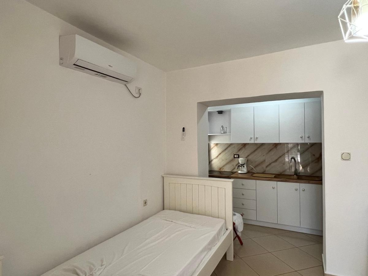 88 Apartment Himare Esterno foto